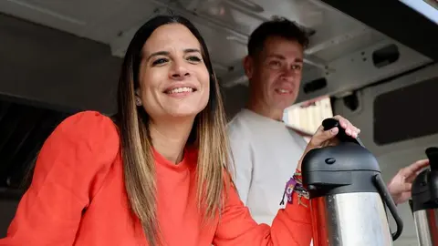 La cabeza de lista del PSOE por León, Nuria Rubio, y el secretario provincial de la formación, Javier Cendón, visitan el mercado de la Plaza Mayor de León. Foto: Campillo.