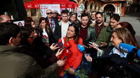 La cabeza de lista del PSOE por León, Nuria Rubio, y el secretario provincial de la formación, Javier Cendón, visitan el mercado de la Plaza Mayor de León. Foto: Campillo.