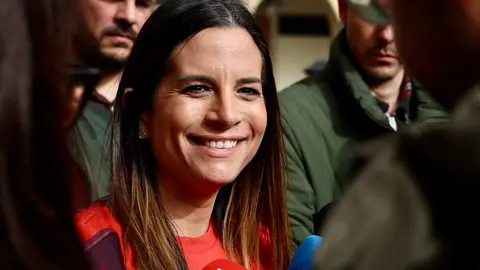 La cabeza de lista del PSOE por León, Nuria Rubio, y el secretario provincial de la formación, Javier Cendón, visitan el mercado de la Plaza Mayor de León. Foto: Campillo.