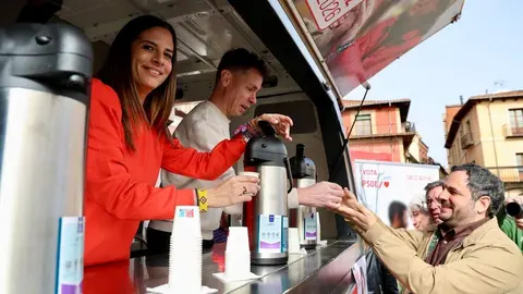 La cabeza de lista del PSOE por León, Nuria Rubio, y el secretario provincial de la formación, Javier Cendón, visitan el mercado de la Plaza Mayor de León. Foto: Campillo.