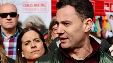 La cabeza de lista del PSOE por León, Nuria Rubio, y el secretario provincial de la formación, Javier Cendón, visitan el mercado de la Plaza Mayor de León. Foto: Campillo.