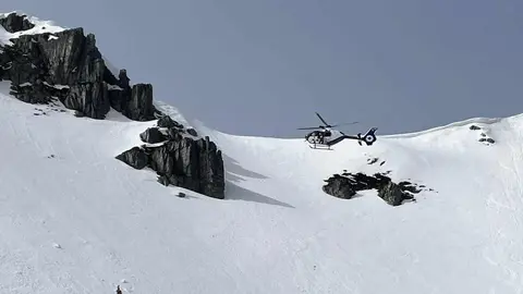 La Estación Invernal y de Montaña de Estación Invernal y de Montana San Isidro ha desarrollado este miércoles un amplio simulacro de emergencias con el objetivo de examinar sus protocolos de seguridad y la capacidad de reacción ante situaciones críticas.