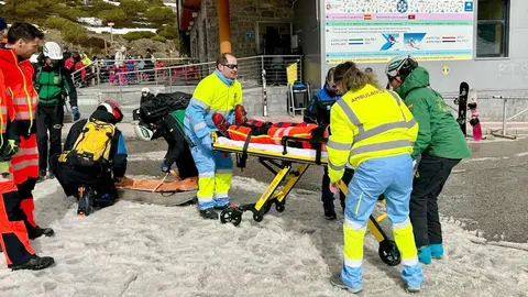 La Estación Invernal y de Montaña de Estación Invernal y de Montana San Isidro ha desarrollado este miércoles un amplio simulacro de emergencias con el objetivo de examinar sus protocolos de seguridad y la capacidad de reacción ante situaciones críticas.