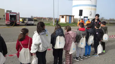 El aparcamiento trasero del Hospital San Juan de Dios de Leon se transformó este miércoles en el escenario de un simulacro de accidente de tráfico con dos personas atrapadas. La iniciativa, enmarcada en la Semana de San Juan de Dios, reunió a efectivos del Servicio de Prevención, Extinción de Incendios y Salvamento (SPEIS) del Ayuntamiento de León y al equipo de Urgencias del centro hospitalario, ante la atenta mirada de 55 alumnos de 3º de Primaria del CEIP La Palomera, acompañados por tres docentes.
