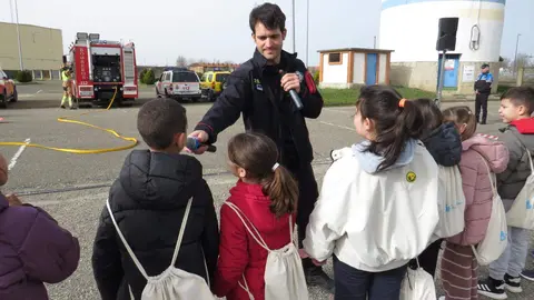 El aparcamiento trasero del Hospital San Juan de Dios de Leon se transformó este miércoles en el escenario de un simulacro de accidente de tráfico con dos personas atrapadas. La iniciativa, enmarcada en la Semana de San Juan de Dios, reunió a efectivos del Servicio de Prevención, Extinción de Incendios y Salvamento (SPEIS) del Ayuntamiento de León y al equipo de Urgencias del centro hospitalario, ante la atenta mirada de 55 alumnos de 3º de Primaria del CEIP La Palomera, acompañados por tres docentes.