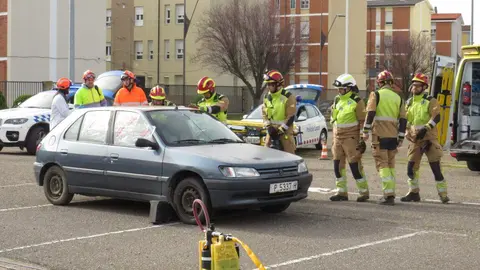 El aparcamiento trasero del Hospital San Juan de Dios de Leon se transformó este miércoles en el escenario de un simulacro de accidente de tráfico con dos personas atrapadas. La iniciativa, enmarcada en la Semana de San Juan de Dios, reunió a efectivos del Servicio de Prevención, Extinción de Incendios y Salvamento (SPEIS) del Ayuntamiento de León y al equipo de Urgencias del centro hospitalario, ante la atenta mirada de 55 alumnos de 3º de Primaria del CEIP La Palomera, acompañados por tres docentes.