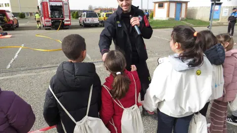 El aparcamiento trasero del Hospital San Juan de Dios de Leon se transformó este miércoles en el escenario de un simulacro de accidente de tráfico con dos personas atrapadas. La iniciativa, enmarcada en la Semana de San Juan de Dios, reunió a efectivos del Servicio de Prevención, Extinción de Incendios y Salvamento (SPEIS) del Ayuntamiento de León y al equipo de Urgencias del centro hospitalario, ante la atenta mirada de 55 alumnos de 3º de Primaria del CEIP La Palomera, acompañados por tres docentes.