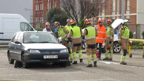 El aparcamiento trasero del Hospital San Juan de Dios de Leon se transformó este miércoles en el escenario de un simulacro de accidente de tráfico con dos personas atrapadas. La iniciativa, enmarcada en la Semana de San Juan de Dios, reunió a efectivos del Servicio de Prevención, Extinción de Incendios y Salvamento (SPEIS) del Ayuntamiento de León y al equipo de Urgencias del centro hospitalario, ante la atenta mirada de 55 alumnos de 3º de Primaria del CEIP La Palomera, acompañados por tres docentes.
