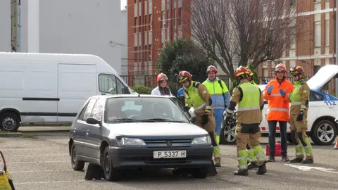 El aparcamiento trasero del Hospital San Juan de Dios de Leon se transformó este miércoles en el escenario de un simulacro de accidente de tráfico con dos personas atrapadas. La iniciativa, enmarcada en la Semana de San Juan de Dios, reunió a efectivos del Servicio de Prevención, Extinción de Incendios y Salvamento (SPEIS) del Ayuntamiento de León y al equipo de Urgencias del centro hospitalario, ante la atenta mirada de 55 alumnos de 3º de Primaria del CEIP La Palomera, acompañados por tres docentes.