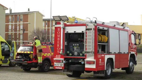 El aparcamiento trasero del Hospital San Juan de Dios de Leon se transformó este miércoles en el escenario de un simulacro de accidente de tráfico con dos personas atrapadas. La iniciativa, enmarcada en la Semana de San Juan de Dios, reunió a efectivos del Servicio de Prevención, Extinción de Incendios y Salvamento (SPEIS) del Ayuntamiento de León y al equipo de Urgencias del centro hospitalario, ante la atenta mirada de 55 alumnos de 3º de Primaria del CEIP La Palomera, acompañados por tres docentes.