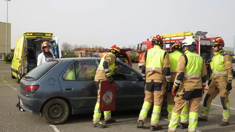 El aparcamiento trasero del Hospital San Juan de Dios de Leon se transformó este miércoles en el escenario de un simulacro de accidente de tráfico con dos personas atrapadas. La iniciativa, enmarcada en la Semana de San Juan de Dios, reunió a efectivos del Servicio de Prevención, Extinción de Incendios y Salvamento (SPEIS) del Ayuntamiento de León y al equipo de Urgencias del centro hospitalario, ante la atenta mirada de 55 alumnos de 3º de Primaria del CEIP La Palomera, acompañados por tres docentes.