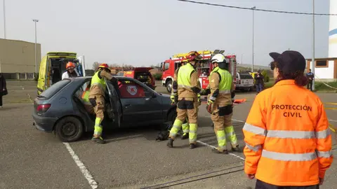 El aparcamiento trasero del Hospital San Juan de Dios de Leon se transformó este miércoles en el escenario de un simulacro de accidente de tráfico con dos personas atrapadas. La iniciativa, enmarcada en la Semana de San Juan de Dios, reunió a efectivos del Servicio de Prevención, Extinción de Incendios y Salvamento (SPEIS) del Ayuntamiento de León y al equipo de Urgencias del centro hospitalario, ante la atenta mirada de 55 alumnos de 3º de Primaria del CEIP La Palomera, acompañados por tres docentes.