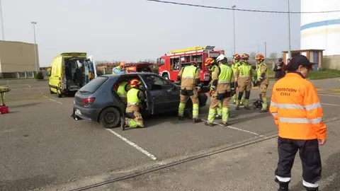 El aparcamiento trasero del Hospital San Juan de Dios de Leon se transformó este miércoles en el escenario de un simulacro de accidente de tráfico con dos personas atrapadas. La iniciativa, enmarcada en la Semana de San Juan de Dios, reunió a efectivos del Servicio de Prevención, Extinción de Incendios y Salvamento (SPEIS) del Ayuntamiento de León y al equipo de Urgencias del centro hospitalario, ante la atenta mirada de 55 alumnos de 3º de Primaria del CEIP La Palomera, acompañados por tres docentes.