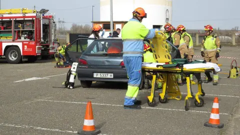 El aparcamiento trasero del Hospital San Juan de Dios de Leon se transformó este miércoles en el escenario de un simulacro de accidente de tráfico con dos personas atrapadas. La iniciativa, enmarcada en la Semana de San Juan de Dios, reunió a efectivos del Servicio de Prevención, Extinción de Incendios y Salvamento (SPEIS) del Ayuntamiento de León y al equipo de Urgencias del centro hospitalario, ante la atenta mirada de 55 alumnos de 3º de Primaria del CEIP La Palomera, acompañados por tres docentes.