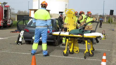 El aparcamiento trasero del Hospital San Juan de Dios de Leon se transformó este miércoles en el escenario de un simulacro de accidente de tráfico con dos personas atrapadas. La iniciativa, enmarcada en la Semana de San Juan de Dios, reunió a efectivos del Servicio de Prevención, Extinción de Incendios y Salvamento (SPEIS) del Ayuntamiento de León y al equipo de Urgencias del centro hospitalario, ante la atenta mirada de 55 alumnos de 3º de Primaria del CEIP La Palomera, acompañados por tres docentes.