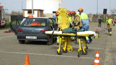 El aparcamiento trasero del Hospital San Juan de Dios de Leon se transformó este miércoles en el escenario de un simulacro de accidente de tráfico con dos personas atrapadas. La iniciativa, enmarcada en la Semana de San Juan de Dios, reunió a efectivos del Servicio de Prevención, Extinción de Incendios y Salvamento (SPEIS) del Ayuntamiento de León y al equipo de Urgencias del centro hospitalario, ante la atenta mirada de 55 alumnos de 3º de Primaria del CEIP La Palomera, acompañados por tres docentes.