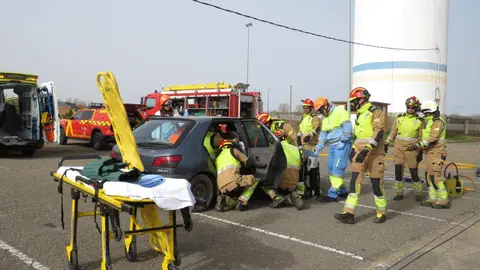 El aparcamiento trasero del Hospital San Juan de Dios de Leon se transformó este miércoles en el escenario de un simulacro de accidente de tráfico con dos personas atrapadas. La iniciativa, enmarcada en la Semana de San Juan de Dios, reunió a efectivos del Servicio de Prevención, Extinción de Incendios y Salvamento (SPEIS) del Ayuntamiento de León y al equipo de Urgencias del centro hospitalario, ante la atenta mirada de 55 alumnos de 3º de Primaria del CEIP La Palomera, acompañados por tres docentes.