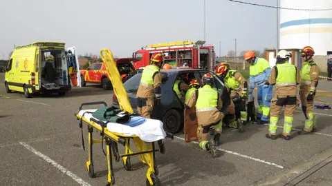 El aparcamiento trasero del Hospital San Juan de Dios de Leon se transformó este miércoles en el escenario de un simulacro de accidente de tráfico con dos personas atrapadas. La iniciativa, enmarcada en la Semana de San Juan de Dios, reunió a efectivos del Servicio de Prevención, Extinción de Incendios y Salvamento (SPEIS) del Ayuntamiento de León y al equipo de Urgencias del centro hospitalario, ante la atenta mirada de 55 alumnos de 3º de Primaria del CEIP La Palomera, acompañados por tres docentes.