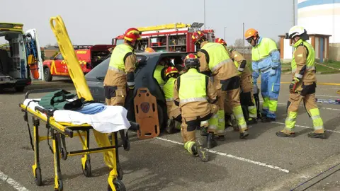 El aparcamiento trasero del Hospital San Juan de Dios de Leon se transformó este miércoles en el escenario de un simulacro de accidente de tráfico con dos personas atrapadas. La iniciativa, enmarcada en la Semana de San Juan de Dios, reunió a efectivos del Servicio de Prevención, Extinción de Incendios y Salvamento (SPEIS) del Ayuntamiento de León y al equipo de Urgencias del centro hospitalario, ante la atenta mirada de 55 alumnos de 3º de Primaria del CEIP La Palomera, acompañados por tres docentes.