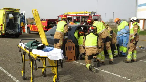 El aparcamiento trasero del Hospital San Juan de Dios de Leon se transformó este miércoles en el escenario de un simulacro de accidente de tráfico con dos personas atrapadas. La iniciativa, enmarcada en la Semana de San Juan de Dios, reunió a efectivos del Servicio de Prevención, Extinción de Incendios y Salvamento (SPEIS) del Ayuntamiento de León y al equipo de Urgencias del centro hospitalario, ante la atenta mirada de 55 alumnos de 3º de Primaria del CEIP La Palomera, acompañados por tres docentes.