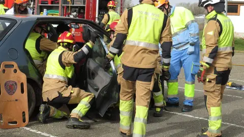 El aparcamiento trasero del Hospital San Juan de Dios de Leon se transformó este miércoles en el escenario de un simulacro de accidente de tráfico con dos personas atrapadas. La iniciativa, enmarcada en la Semana de San Juan de Dios, reunió a efectivos del Servicio de Prevención, Extinción de Incendios y Salvamento (SPEIS) del Ayuntamiento de León y al equipo de Urgencias del centro hospitalario, ante la atenta mirada de 55 alumnos de 3º de Primaria del CEIP La Palomera, acompañados por tres docentes.