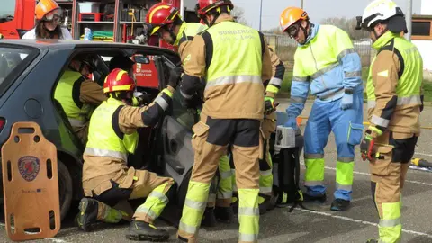El aparcamiento trasero del Hospital San Juan de Dios de Leon se transformó este miércoles en el escenario de un simulacro de accidente de tráfico con dos personas atrapadas. La iniciativa, enmarcada en la Semana de San Juan de Dios, reunió a efectivos del Servicio de Prevención, Extinción de Incendios y Salvamento (SPEIS) del Ayuntamiento de León y al equipo de Urgencias del centro hospitalario, ante la atenta mirada de 55 alumnos de 3º de Primaria del CEIP La Palomera, acompañados por tres docentes.