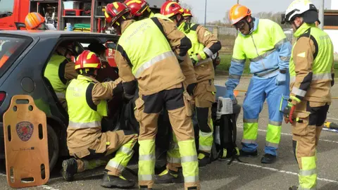El aparcamiento trasero del Hospital San Juan de Dios de Leon se transformó este miércoles en el escenario de un simulacro de accidente de tráfico con dos personas atrapadas. La iniciativa, enmarcada en la Semana de San Juan de Dios, reunió a efectivos del Servicio de Prevención, Extinción de Incendios y Salvamento (SPEIS) del Ayuntamiento de León y al equipo de Urgencias del centro hospitalario, ante la atenta mirada de 55 alumnos de 3º de Primaria del CEIP La Palomera, acompañados por tres docentes.
