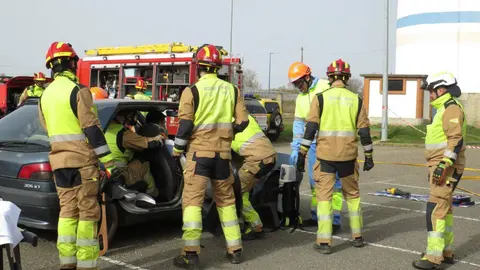 El aparcamiento trasero del Hospital San Juan de Dios de Leon se transformó este miércoles en el escenario de un simulacro de accidente de tráfico con dos personas atrapadas. La iniciativa, enmarcada en la Semana de San Juan de Dios, reunió a efectivos del Servicio de Prevención, Extinción de Incendios y Salvamento (SPEIS) del Ayuntamiento de León y al equipo de Urgencias del centro hospitalario, ante la atenta mirada de 55 alumnos de 3º de Primaria del CEIP La Palomera, acompañados por tres docentes.
