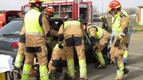 El aparcamiento trasero del Hospital San Juan de Dios de Leon se transformó este miércoles en el escenario de un simulacro de accidente de tráfico con dos personas atrapadas. La iniciativa, enmarcada en la Semana de San Juan de Dios, reunió a efectivos del Servicio de Prevención, Extinción de Incendios y Salvamento (SPEIS) del Ayuntamiento de León y al equipo de Urgencias del centro hospitalario, ante la atenta mirada de 55 alumnos de 3º de Primaria del CEIP La Palomera, acompañados por tres docentes.