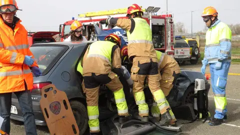 El aparcamiento trasero del Hospital San Juan de Dios de Leon se transformó este miércoles en el escenario de un simulacro de accidente de tráfico con dos personas atrapadas. La iniciativa, enmarcada en la Semana de San Juan de Dios, reunió a efectivos del Servicio de Prevención, Extinción de Incendios y Salvamento (SPEIS) del Ayuntamiento de León y al equipo de Urgencias del centro hospitalario, ante la atenta mirada de 55 alumnos de 3º de Primaria del CEIP La Palomera, acompañados por tres docentes.