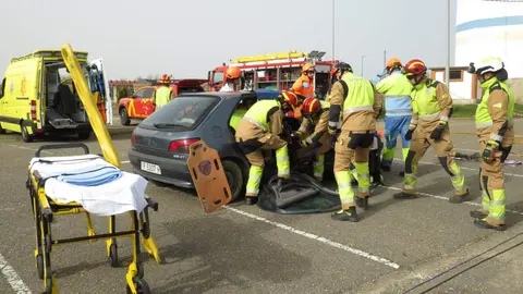 El aparcamiento trasero del Hospital San Juan de Dios de Leon se transformó este miércoles en el escenario de un simulacro de accidente de tráfico con dos personas atrapadas. La iniciativa, enmarcada en la Semana de San Juan de Dios, reunió a efectivos del Servicio de Prevención, Extinción de Incendios y Salvamento (SPEIS) del Ayuntamiento de León y al equipo de Urgencias del centro hospitalario, ante la atenta mirada de 55 alumnos de 3º de Primaria del CEIP La Palomera, acompañados por tres docentes.