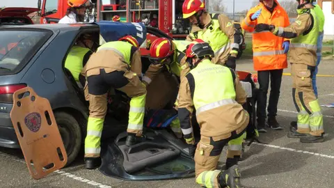 El aparcamiento trasero del Hospital San Juan de Dios de Leon se transformó este miércoles en el escenario de un simulacro de accidente de tráfico con dos personas atrapadas. La iniciativa, enmarcada en la Semana de San Juan de Dios, reunió a efectivos del Servicio de Prevención, Extinción de Incendios y Salvamento (SPEIS) del Ayuntamiento de León y al equipo de Urgencias del centro hospitalario, ante la atenta mirada de 55 alumnos de 3º de Primaria del CEIP La Palomera, acompañados por tres docentes.