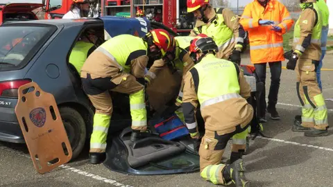 El aparcamiento trasero del Hospital San Juan de Dios de Leon se transformó este miércoles en el escenario de un simulacro de accidente de tráfico con dos personas atrapadas. La iniciativa, enmarcada en la Semana de San Juan de Dios, reunió a efectivos del Servicio de Prevención, Extinción de Incendios y Salvamento (SPEIS) del Ayuntamiento de León y al equipo de Urgencias del centro hospitalario, ante la atenta mirada de 55 alumnos de 3º de Primaria del CEIP La Palomera, acompañados por tres docentes.