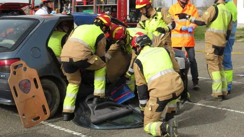 El aparcamiento trasero del Hospital San Juan de Dios de Leon se transformó este miércoles en el escenario de un simulacro de accidente de tráfico con dos personas atrapadas. La iniciativa, enmarcada en la Semana de San Juan de Dios, reunió a efectivos del Servicio de Prevención, Extinción de Incendios y Salvamento (SPEIS) del Ayuntamiento de León y al equipo de Urgencias del centro hospitalario, ante la atenta mirada de 55 alumnos de 3º de Primaria del CEIP La Palomera, acompañados por tres docentes.