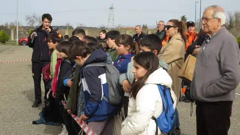 El aparcamiento trasero del Hospital San Juan de Dios de Leon se transformó este miércoles en el escenario de un simulacro de accidente de tráfico con dos personas atrapadas. La iniciativa, enmarcada en la Semana de San Juan de Dios, reunió a efectivos del Servicio de Prevención, Extinción de Incendios y Salvamento (SPEIS) del Ayuntamiento de León y al equipo de Urgencias del centro hospitalario, ante la atenta mirada de 55 alumnos de 3º de Primaria del CEIP La Palomera, acompañados por tres docentes.
