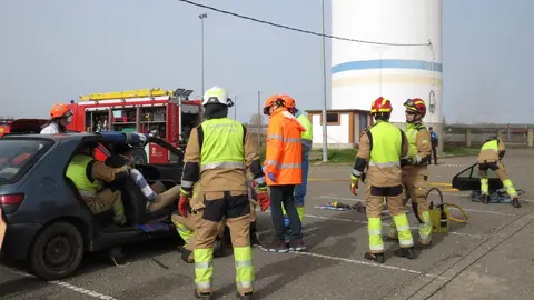 El aparcamiento trasero del Hospital San Juan de Dios de Leon se transformó este miércoles en el escenario de un simulacro de accidente de tráfico con dos personas atrapadas. La iniciativa, enmarcada en la Semana de San Juan de Dios, reunió a efectivos del Servicio de Prevención, Extinción de Incendios y Salvamento (SPEIS) del Ayuntamiento de León y al equipo de Urgencias del centro hospitalario, ante la atenta mirada de 55 alumnos de 3º de Primaria del CEIP La Palomera, acompañados por tres docentes.
