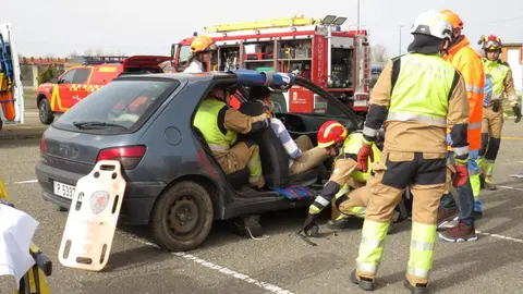 El aparcamiento trasero del Hospital San Juan de Dios de Leon se transformó este miércoles en el escenario de un simulacro de accidente de tráfico con dos personas atrapadas. La iniciativa, enmarcada en la Semana de San Juan de Dios, reunió a efectivos del Servicio de Prevención, Extinción de Incendios y Salvamento (SPEIS) del Ayuntamiento de León y al equipo de Urgencias del centro hospitalario, ante la atenta mirada de 55 alumnos de 3º de Primaria del CEIP La Palomera, acompañados por tres docentes.