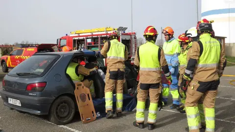 El aparcamiento trasero del Hospital San Juan de Dios de Leon se transformó este miércoles en el escenario de un simulacro de accidente de tráfico con dos personas atrapadas. La iniciativa, enmarcada en la Semana de San Juan de Dios, reunió a efectivos del Servicio de Prevención, Extinción de Incendios y Salvamento (SPEIS) del Ayuntamiento de León y al equipo de Urgencias del centro hospitalario, ante la atenta mirada de 55 alumnos de 3º de Primaria del CEIP La Palomera, acompañados por tres docentes.