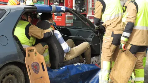 El aparcamiento trasero del Hospital San Juan de Dios de Leon se transformó este miércoles en el escenario de un simulacro de accidente de tráfico con dos personas atrapadas. La iniciativa, enmarcada en la Semana de San Juan de Dios, reunió a efectivos del Servicio de Prevención, Extinción de Incendios y Salvamento (SPEIS) del Ayuntamiento de León y al equipo de Urgencias del centro hospitalario, ante la atenta mirada de 55 alumnos de 3º de Primaria del CEIP La Palomera, acompañados por tres docentes.