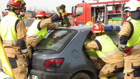 El aparcamiento trasero del Hospital San Juan de Dios de Leon se transformó este miércoles en el escenario de un simulacro de accidente de tráfico con dos personas atrapadas. La iniciativa, enmarcada en la Semana de San Juan de Dios, reunió a efectivos del Servicio de Prevención, Extinción de Incendios y Salvamento (SPEIS) del Ayuntamiento de León y al equipo de Urgencias del centro hospitalario, ante la atenta mirada de 55 alumnos de 3º de Primaria del CEIP La Palomera, acompañados por tres docentes.