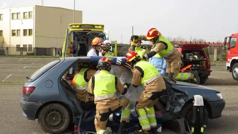 El aparcamiento trasero del Hospital San Juan de Dios de Leon se transformó este miércoles en el escenario de un simulacro de accidente de tráfico con dos personas atrapadas. La iniciativa, enmarcada en la Semana de San Juan de Dios, reunió a efectivos del Servicio de Prevención, Extinción de Incendios y Salvamento (SPEIS) del Ayuntamiento de León y al equipo de Urgencias del centro hospitalario, ante la atenta mirada de 55 alumnos de 3º de Primaria del CEIP La Palomera, acompañados por tres docentes.