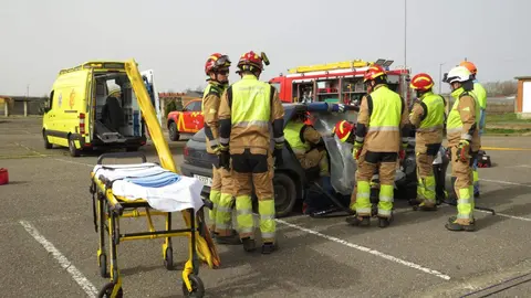 El aparcamiento trasero del Hospital San Juan de Dios de Leon se transformó este miércoles en el escenario de un simulacro de accidente de tráfico con dos personas atrapadas. La iniciativa, enmarcada en la Semana de San Juan de Dios, reunió a efectivos del Servicio de Prevención, Extinción de Incendios y Salvamento (SPEIS) del Ayuntamiento de León y al equipo de Urgencias del centro hospitalario, ante la atenta mirada de 55 alumnos de 3º de Primaria del CEIP La Palomera, acompañados por tres docentes.