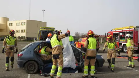 IEl aparcamiento trasero del Hospital San Juan de Dios de Leon se transformó este miércoles en el escenario de un simulacro de accidente de tráfico con dos personas atrapadas. La iniciativa, enmarcada en la Semana de San Juan de Dios, reunió a efectivos del Servicio de Prevención, Extinción de Incendios y Salvamento (SPEIS) del Ayuntamiento de León y al equipo de Urgencias del centro hospitalario, ante la atenta mirada de 55 alumnos de 3º de Primaria del CEIP La Palomera, acompañados por tres docentes.