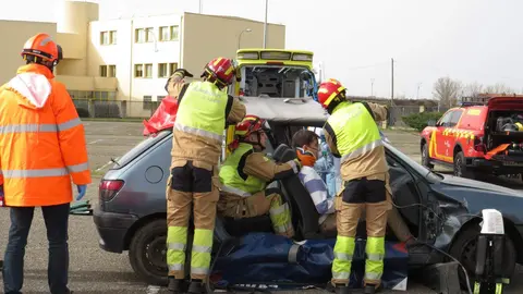El aparcamiento trasero del Hospital San Juan de Dios de Leon se transformó este miércoles en el escenario de un simulacro de accidente de tráfico con dos personas atrapadas. La iniciativa, enmarcada en la Semana de San Juan de Dios, reunió a efectivos del Servicio de Prevención, Extinción de Incendios y Salvamento (SPEIS) del Ayuntamiento de León y al equipo de Urgencias del centro hospitalario, ante la atenta mirada de 55 alumnos de 3º de Primaria del CEIP La Palomera, acompañados por tres docentes.