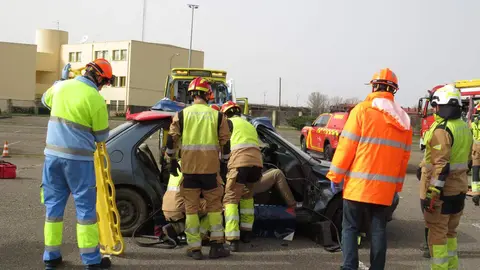 El aparcamiento trasero del Hospital San Juan de Dios de Leon se transformó este miércoles en el escenario de un simulacro de accidente de tráfico con dos personas atrapadas. La iniciativa, enmarcada en la Semana de San Juan de Dios, reunió a efectivos del Servicio de Prevención, Extinción de Incendios y Salvamento (SPEIS) del Ayuntamiento de León y al equipo de Urgencias del centro hospitalario, ante la atenta mirada de 55 alumnos de 3º de Primaria del CEIP La Palomera, acompañados por tres docentes.