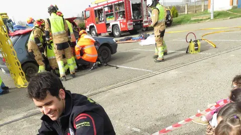 El aparcamiento trasero del Hospital San Juan de Dios de Leon se transformó este miércoles en el escenario de un simulacro de accidente de tráfico con dos personas atrapadas. La iniciativa, enmarcada en la Semana de San Juan de Dios, reunió a efectivos del Servicio de Prevención, Extinción de Incendios y Salvamento (SPEIS) del Ayuntamiento de León y al equipo de Urgencias del centro hospitalario, ante la atenta mirada de 55 alumnos de 3º de Primaria del CEIP La Palomera, acompañados por tres docentes.