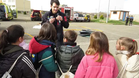 El aparcamiento trasero del Hospital San Juan de Dios de Leon se transformó este miércoles en el escenario de un simulacro de accidente de tráfico con dos personas atrapadas. La iniciativa, enmarcada en la Semana de San Juan de Dios, reunió a efectivos del Servicio de Prevención, Extinción de Incendios y Salvamento (SPEIS) del Ayuntamiento de León y al equipo de Urgencias del centro hospitalario, ante la atenta mirada de 55 alumnos de 3º de Primaria del CEIP La Palomera, acompañados por tres docentes.