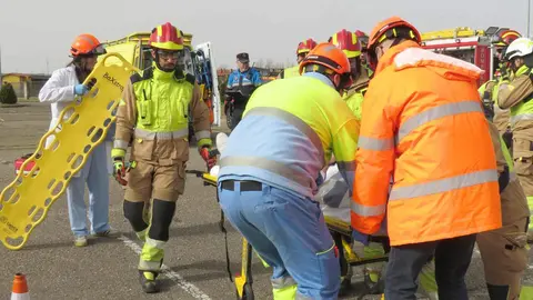 El aparcamiento trasero del Hospital San Juan de Dios de Leon se transformó este miércoles en el escenario de un simulacro de accidente de tráfico con dos personas atrapadas. La iniciativa, enmarcada en la Semana de San Juan de Dios, reunió a efectivos del Servicio de Prevención, Extinción de Incendios y Salvamento (SPEIS) del Ayuntamiento de León y al equipo de Urgencias del centro hospitalario, ante la atenta mirada de 55 alumnos de 3º de Primaria del CEIP La Palomera, acompañados por tres docentes.