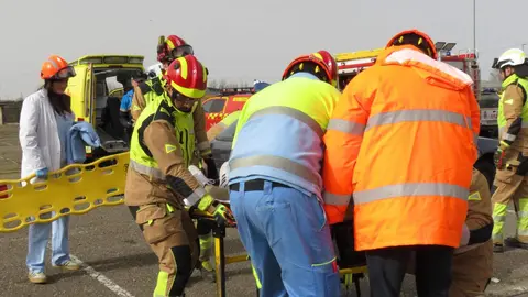 El aparcamiento trasero del Hospital San Juan de Dios de Leon se transformó este miércoles en el escenario de un simulacro de accidente de tráfico con dos personas atrapadas. La iniciativa, enmarcada en la Semana de San Juan de Dios, reunió a efectivos del Servicio de Prevención, Extinción de Incendios y Salvamento (SPEIS) del Ayuntamiento de León y al equipo de Urgencias del centro hospitalario, ante la atenta mirada de 55 alumnos de 3º de Primaria del CEIP La Palomera, acompañados por tres docentes.