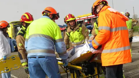 El aparcamiento trasero del Hospital San Juan de Dios de Leon se transformó este miércoles en el escenario de un simulacro de accidente de tráfico con dos personas atrapadas. La iniciativa, enmarcada en la Semana de San Juan de Dios, reunió a efectivos del Servicio de Prevención, Extinción de Incendios y Salvamento (SPEIS) del Ayuntamiento de León y al equipo de Urgencias del centro hospitalario, ante la atenta mirada de 55 alumnos de 3º de Primaria del CEIP La Palomera, acompañados por tres docentes.